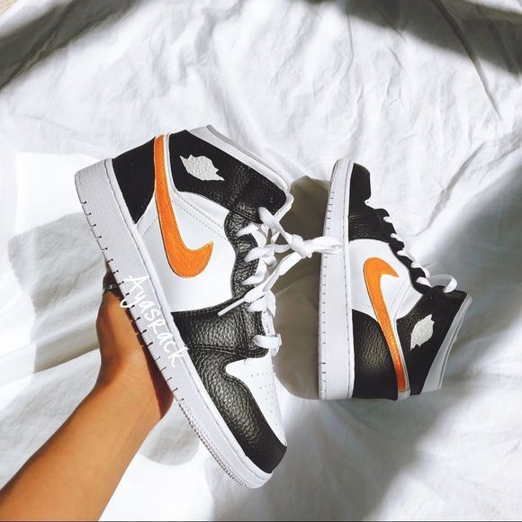 Custom painted air jordan mid - Picture 2 of 5